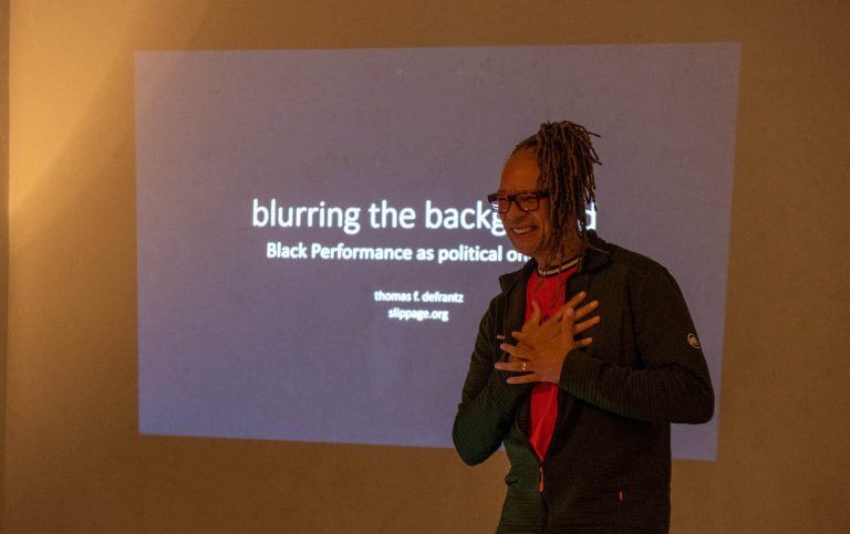Kondenz, dan prvi – Zamagljena pozadina: Crni performans kao politička ontologija